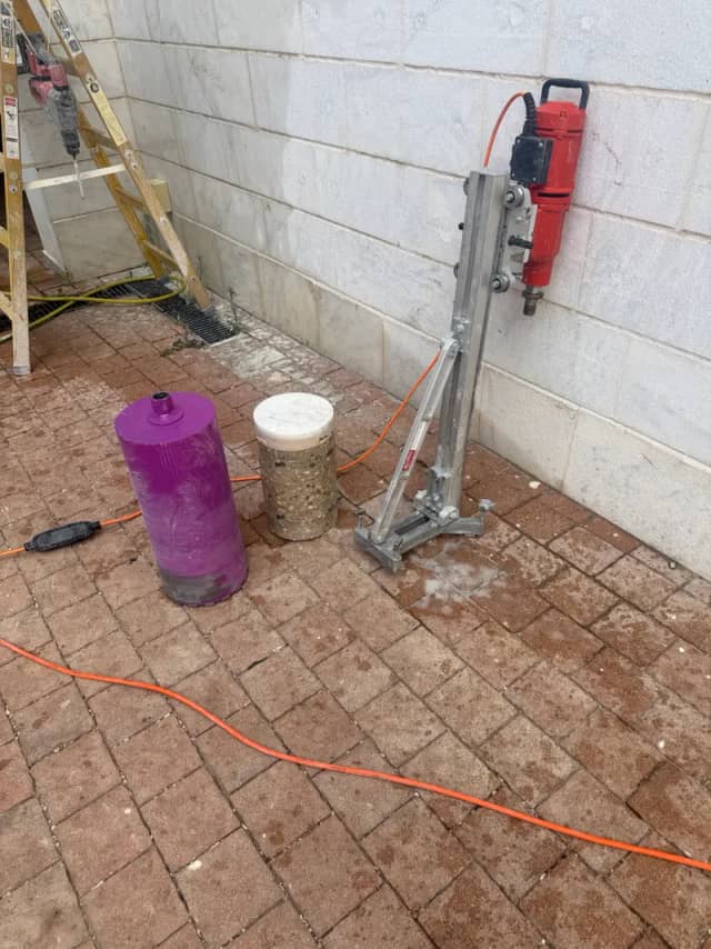 מכונת קידוח ליבה וגלילי בטון שהוצאו מהקדח