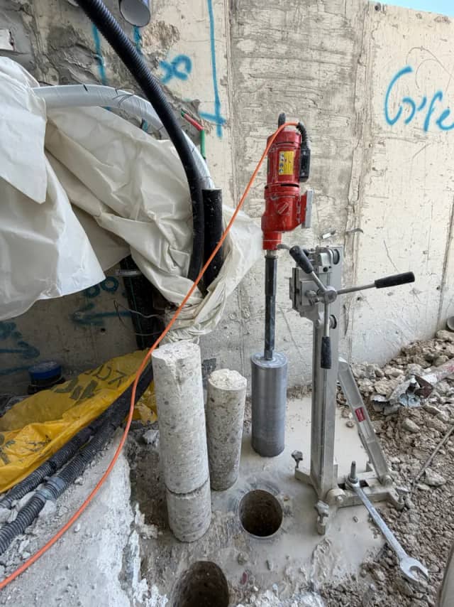 שורת קדחי יהלום עגולים בקיר בטון למעבר צנרת