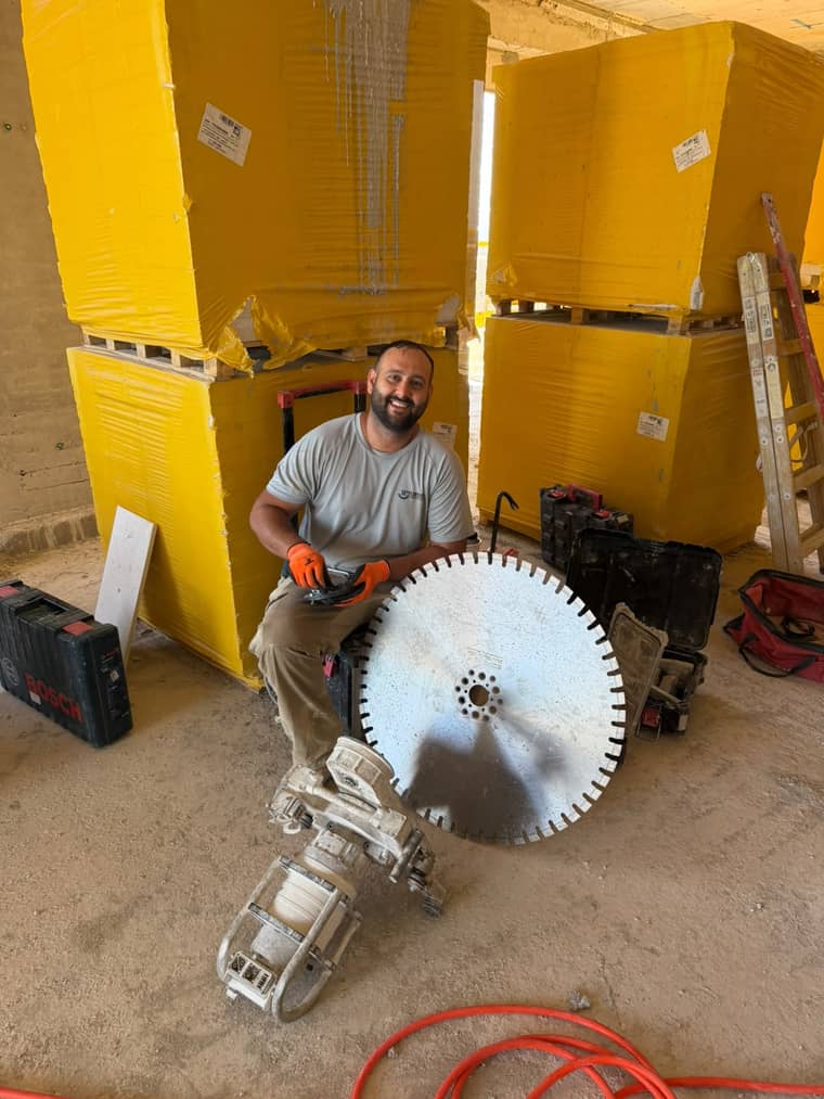 לידור רויזמן עם דיסק יהלום גדול באתר בנייה