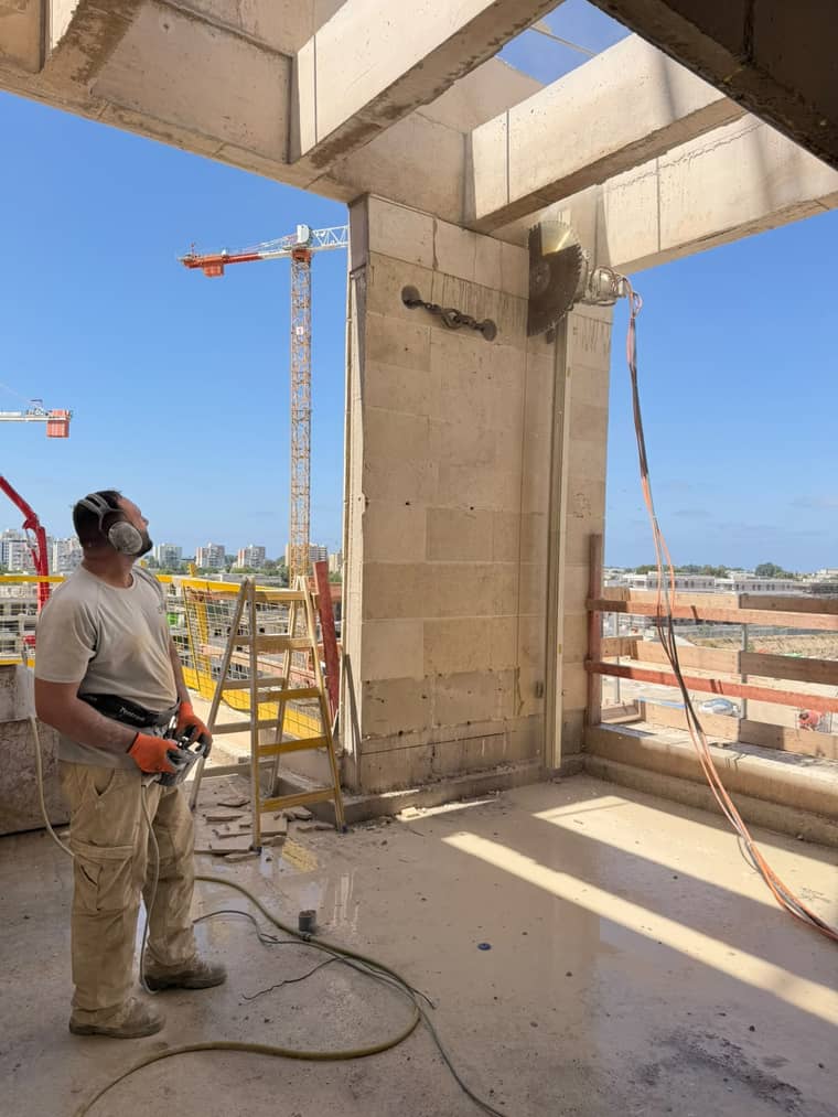 לידור מנסר קיר בטון בקומה גבוהה, מסור על מסילה