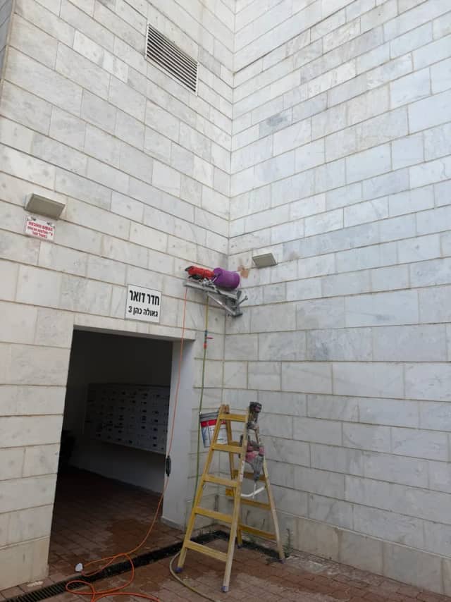 פתח מלבני חדש שנוסר בקיר מחופה שיש
