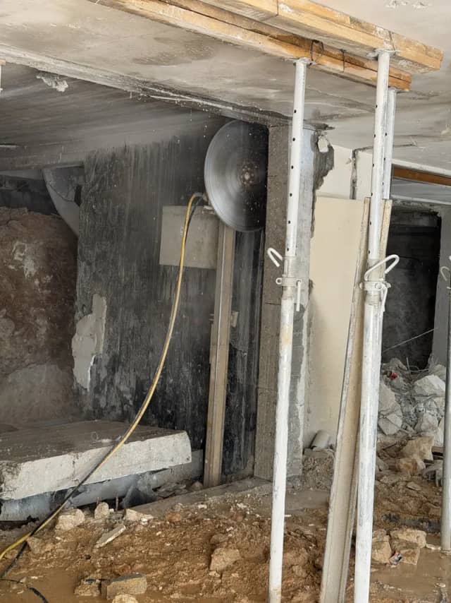 פתח שנוסר בקיר בטון עם תמיכות זמניות