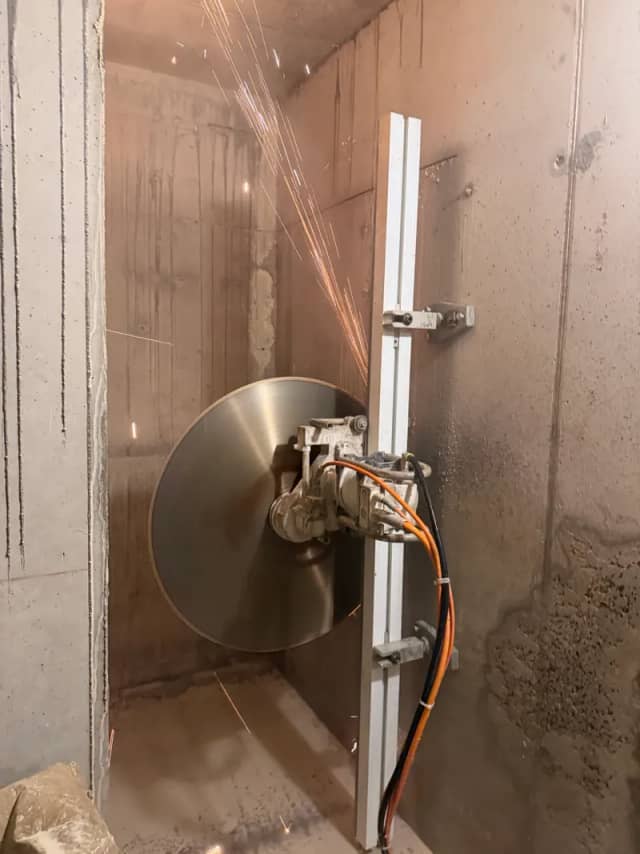דיסק יהלום גדול בתוך חתך בקיר בטון