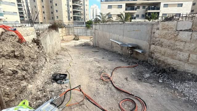 ניסור קיר תומך מבטון באתר בנייה